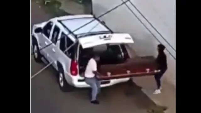 
                    Caixão com corpo é abandonado em rua no México; vídeo mostra momento
                