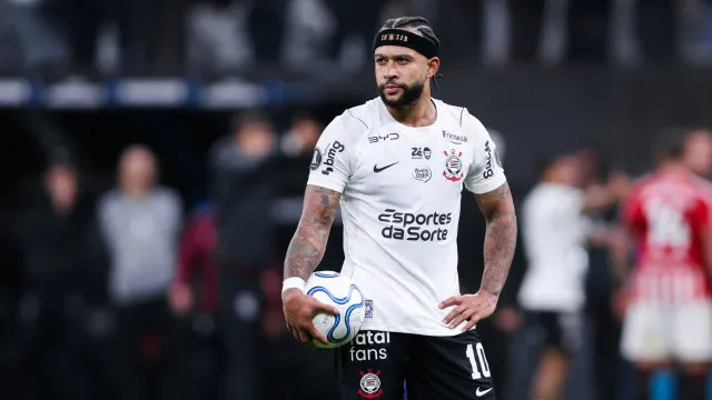 
                    Distrações extracampo de Memphis viram desafio para Diniz no Corinthians
                