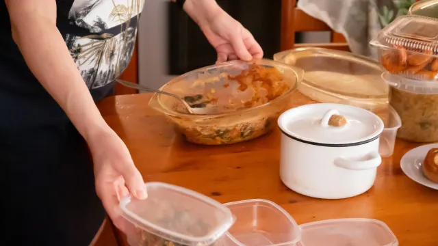 Hábitos na cozinha podem aumentar a exposição a microplásticos