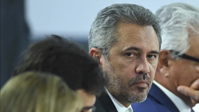 
                    Justiça tira 29 minutos de propaganda de Elmano após peça associar Ciro Gomes a Bolsonaro
                
