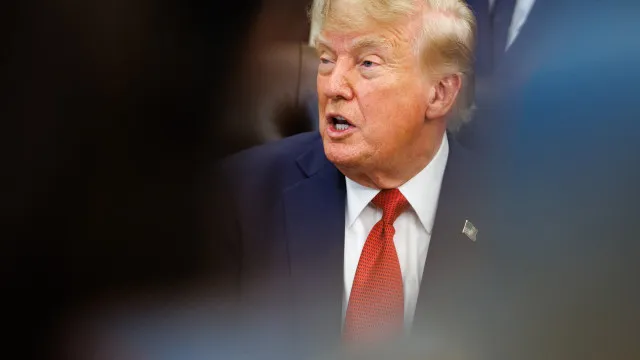 
                    IA? Trump rejeita frear: 
