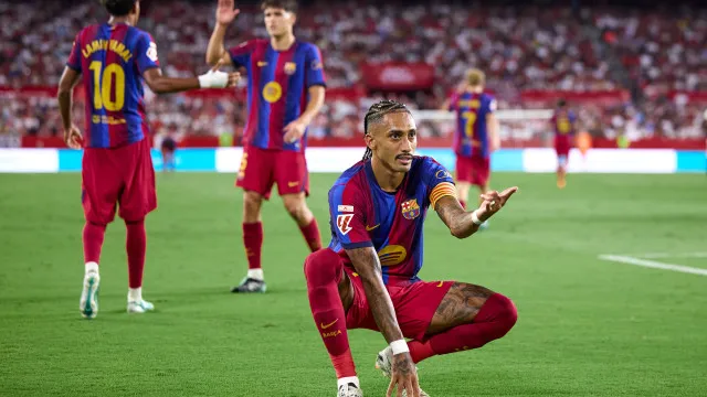 
                    Raphinha faz hat-trick, Barcelona vence Sevilla e dispara em La Liga
                