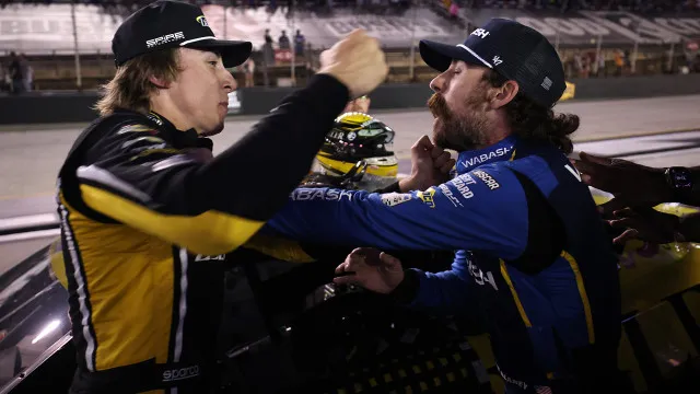 
                    Pilotos da Nascar trocam socos após acidente durante corrida
                