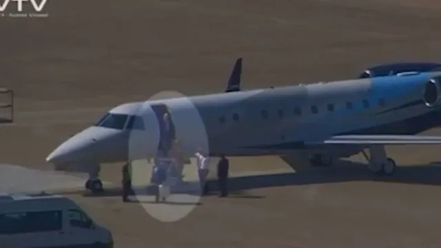 
                    Vídeo de 2025 mostra Moraes saindo de jatinho de Vorcaro, diz jornal
                
