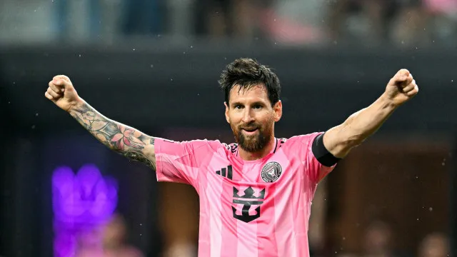 
                    Messi faz o 930º gol e reduz distância para Cristiano Ronaldo
                