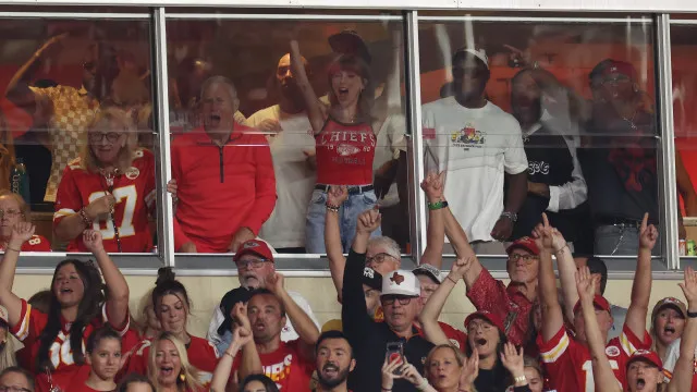 Taylor Swift exibe aliança e comemora touchdown de Travis Kelce