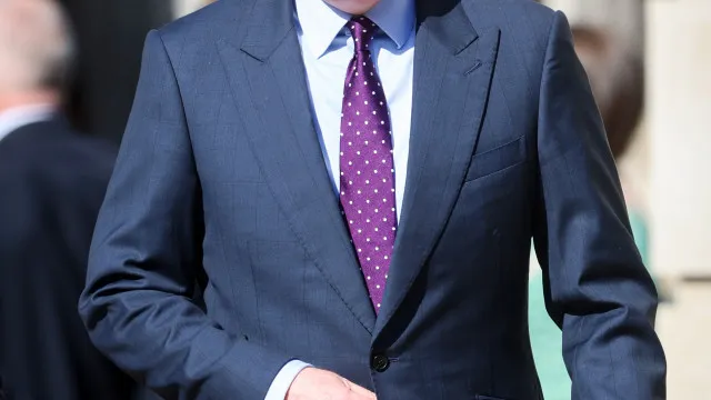 
                    Irmão de Diana fala sobre afastamento entre William e Harry
                