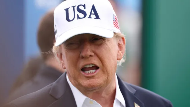 
                    Por que grandes TVs suspenderam a cobertura conjunta de Donald Trump?
                