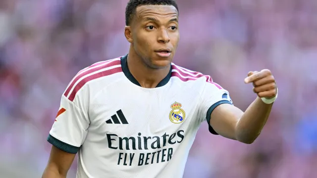 
                    Mbappé evita criticar arbitragem após derrota do Real para o Atlético
                
