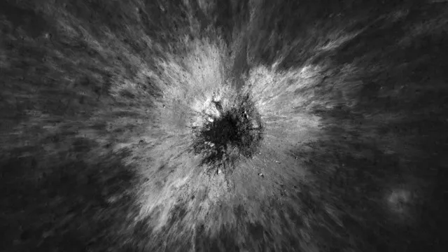 
                    NASA descobre cratera de 222 metros formada por impacto raro na Lua
                