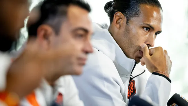 
                    Van Dijk rebate críticas após Copa e nega ter mudado esquema da Holanda
                