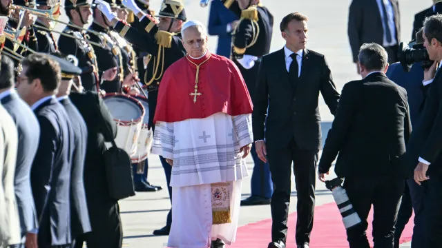 
                    Papa Leão XIV chega à França para visita histórica de quatro dias
                