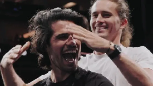 
                    Zverev vira 'cabeleireiro' e muda visual de Alcaraz antes da Laver Cup
                
