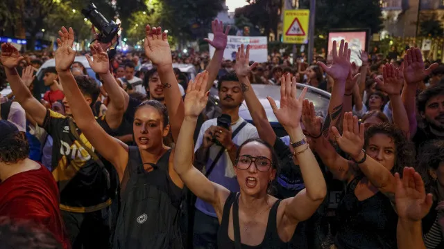 
                    Despejo de idosa em Madrid leva milhares às ruas: 