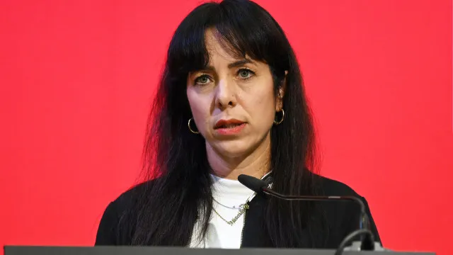 
                    Prefeita eleita 'inquilina' que fala turco assusta establishment em Berlim
                