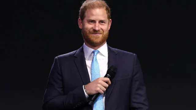 
                    Príncipe Harry salta de paraquedas e faz rara atualização sobre os filhos
                