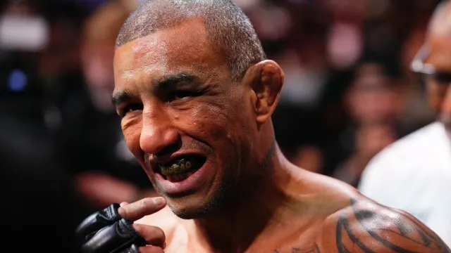Brasileiro perde consciência durante luta no UFC e é levado ao hospital
