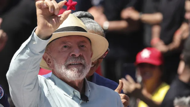 
                    Lula diz que dívida pública preocupa, mas reservas evitam 