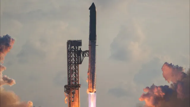 
                    Megafoguete Starship, da SpaceX, faz primeiro voo orbital e lança satélites
                