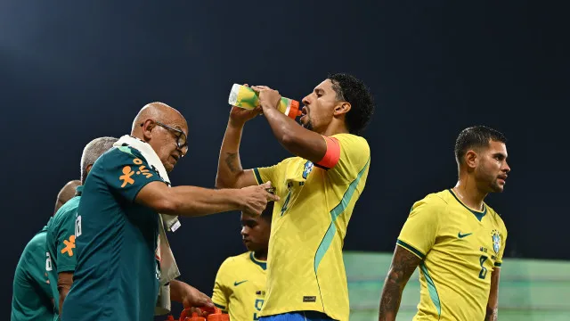 
                    Brasil melhora, sofre e vence Austrália em jogo com duas viradas
                