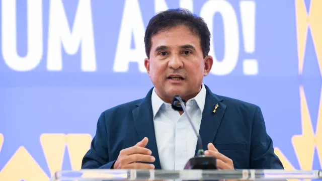 
                    Ministro cancela reunião com clubes diante de insatisfação por veto a bets
                