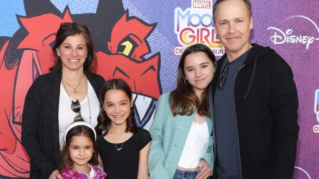 
                    Filha de Chad Lowe morre aos 13 anos; família lamenta perda devastadora
                