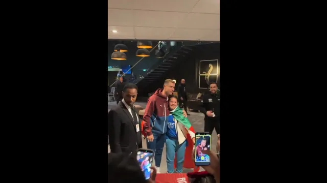 
                    Cristiano Ronaldo causa euforia entre crianças em hotel na Noruega
                