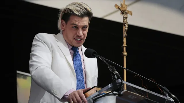 
                    Comentarista pró-Trump que defendia deportações é expulso dos EUA
                
