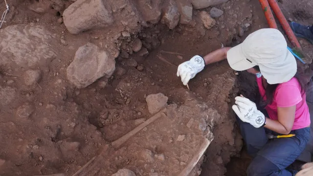
                    Esqueleto achado em praia pode ser de vítima da Peste Negra
                