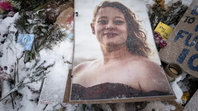 
                    Família de mulher morta por agente do ICE processa governo dos EUA
                