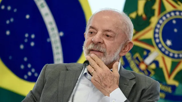 
                    Lula diz que governo discute com BC proibição a cartão de crédito extra para a clientes
                