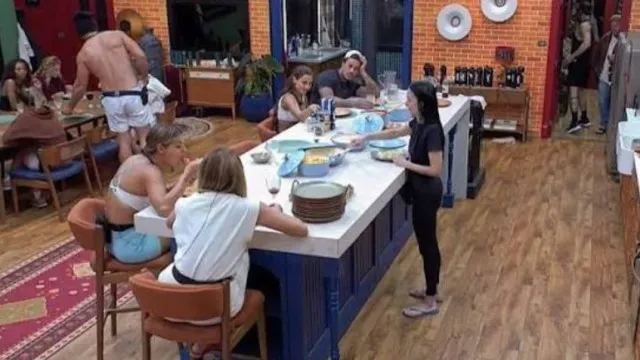 
                    Peões escondem comida e geram barraco na sede de A Fazenda
                