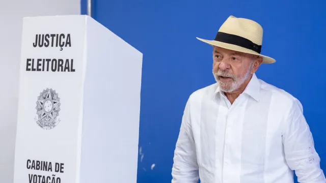 
                    Lula vota em São Bernardo do Campo, São Paulo
                