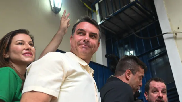 
                    Flávio Bolsonaro diz confiar em 'voto de revolta' no primeiro turno
                