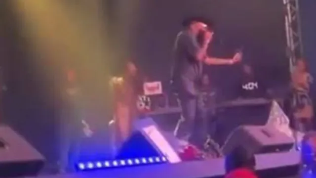 
                    Cantor dá tapa na cara de mulher na plateia durante show; vídeo
                