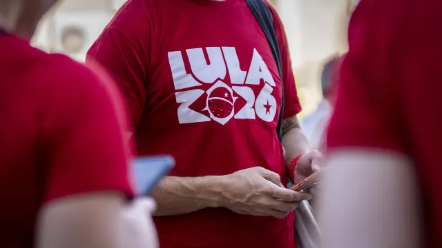 
                    Lula vence na Itália, com 53,02%; Flávio fica em segundo, com 37,83%
                