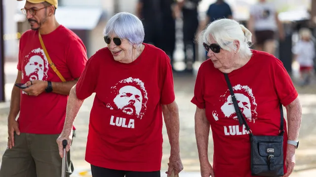 
                    Lula lidera no exterior em Milão, Berlim e China; Flávio fica em segundo
                