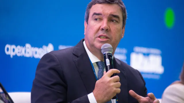 
                    Eduardo Riedel é eleito governador de MS no primeiro turno
                