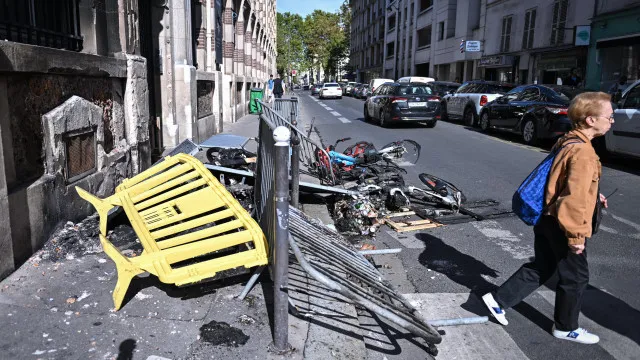 
                    Após danos, governo francês quer obrigar manifestantes a pagar reparos
                