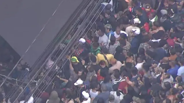 
                    Inauguração de loja popular causa tumulto e fecha vias no Brás, em SP
                