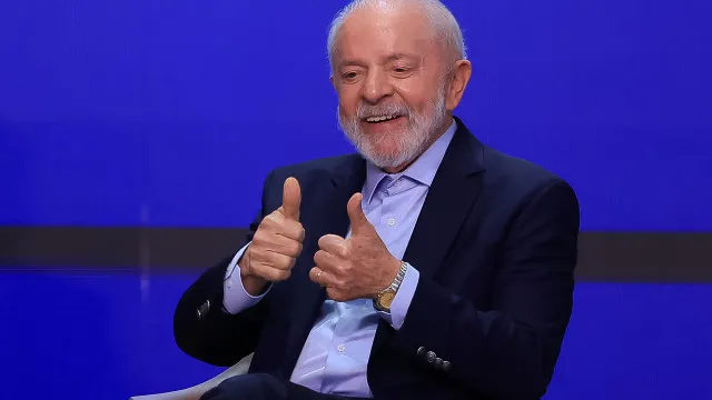 
                    Lula diz carregar 'promiscuidade' do STF na campanha e chama Flávio Bolsonaro de 'cara do sistema'
                