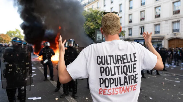 
                    Protestos de estudantes na França chegam a dia mais grave e põem governo de Macron em alerta
                