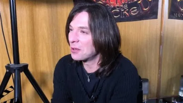 
                    Ex-baterista do Angra critica Eduarda Campopiano, do PL
                