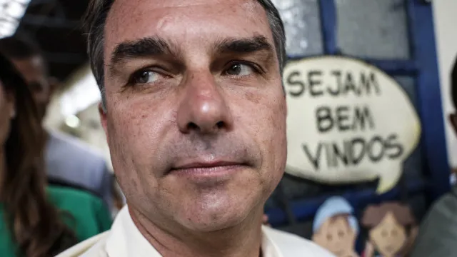 
                    Direitos garantidos? Flávio Bolsonaro fala em mudar a constituição 
                
