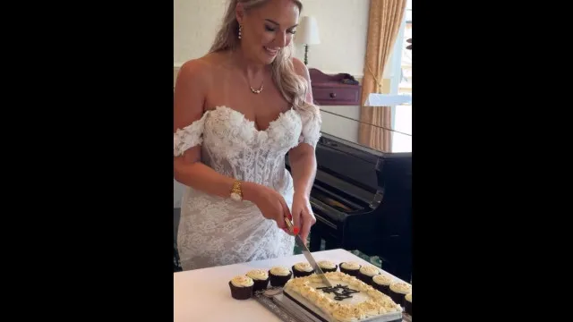 
                    Com câncer terminal, mulher realiza sonho de casamento sem noivo; veja
                