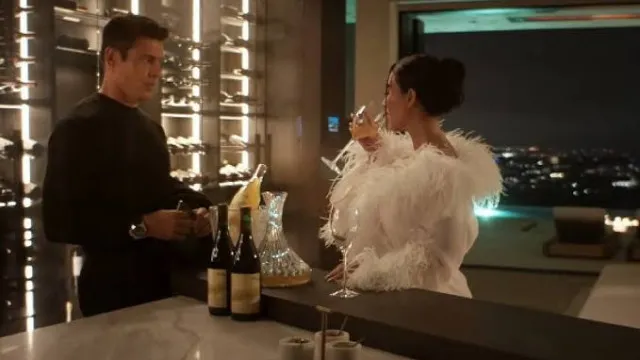 
                    Cauã Reymond aparece sem camisa com Kim Kardashian na série 'Tudo É Justo'
                