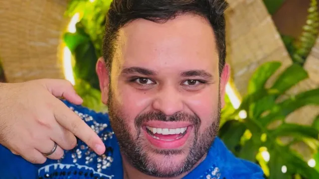 
                    Ex-BBB Michel é humilhado por passageiro e desabafa: 'Estou trabalhando'
                