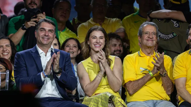 
                    Presidente do partido de Flávio admite plano de golpe de estado: 'E daí?'
                