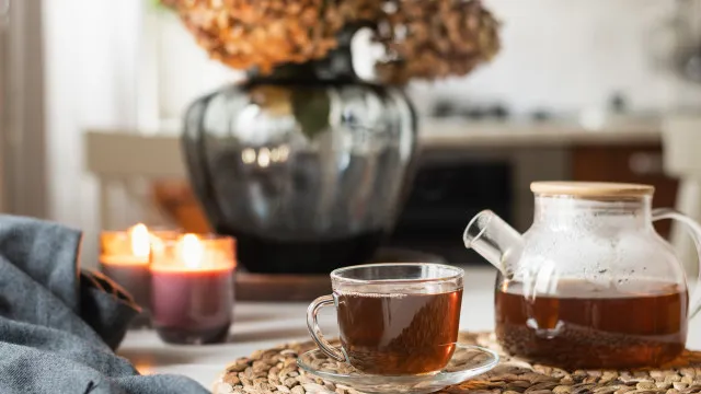 
                    6 chás que podem ajudar a dormir melhor e ter uma noite tranquila
                