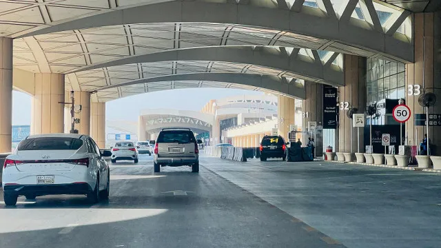 
                    Ataques ao aeroporto de Riad, na Arábia Saudita, deixam três mortos
                